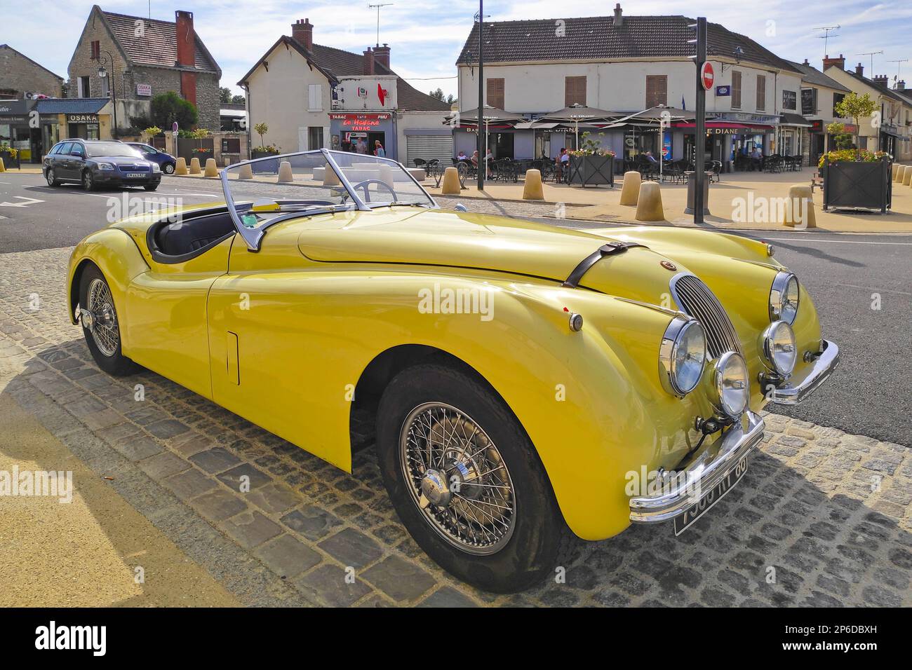 Lamorlaye, France - 24 août 2019 : Jaguar XK120 1954 garée dans la rue. La Jaguar XK120 est une voiture de sport fabriquée par Jaguar entre 1948 et 1 Banque D'Images