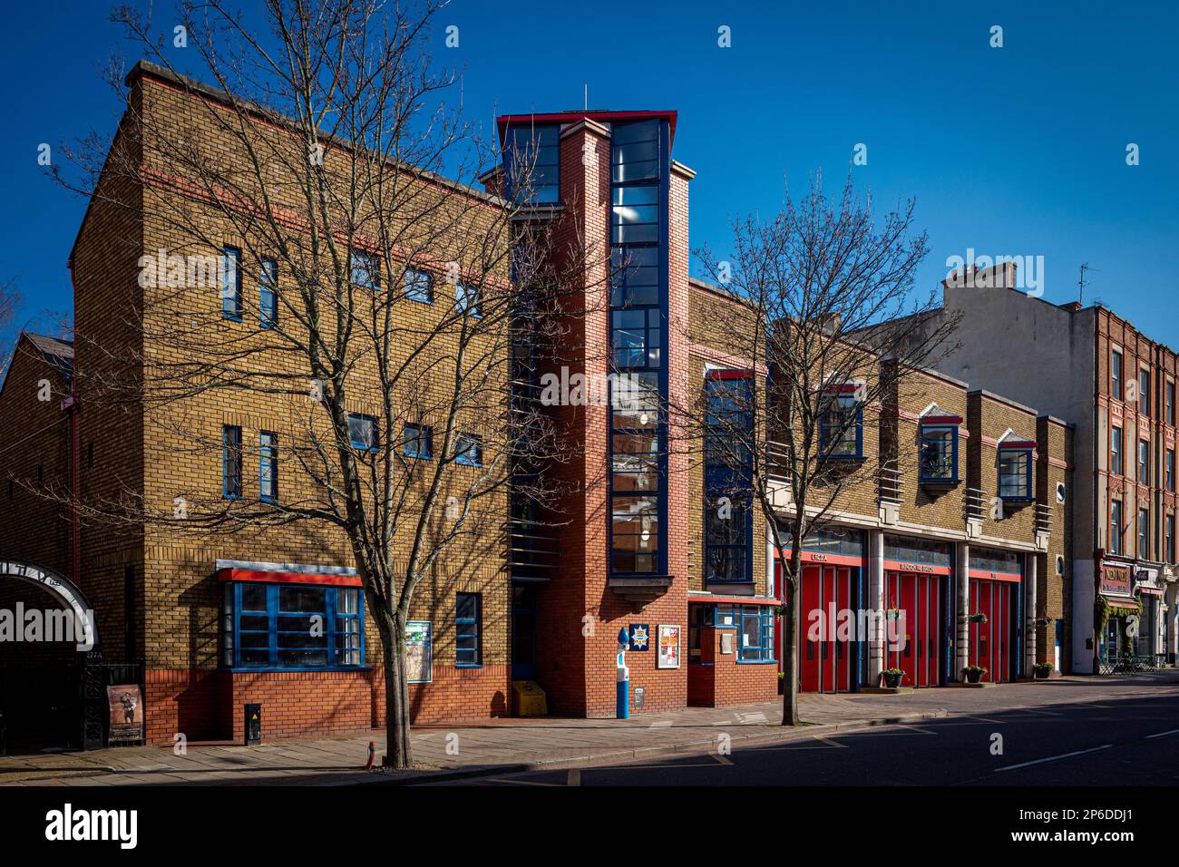 Caserne de pompiers d'Islington sur Upper Street Islington. Terminé 1992. London Fire Brigade Islington Fire Station. Banque D'Images