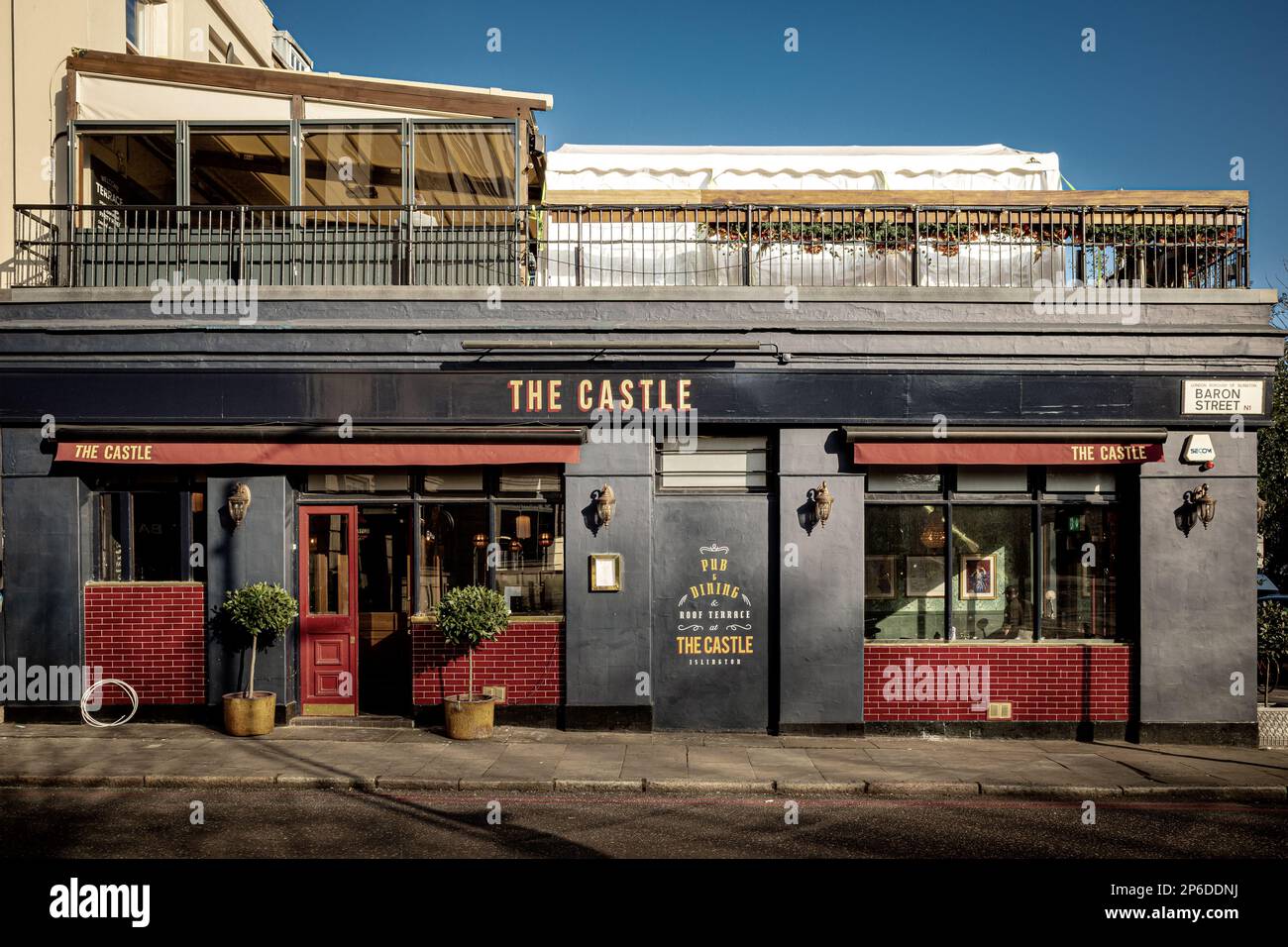 Le Castle Pub Islington sur Pentonville Road. London Pub avec terrasse sur le toit. Banque D'Images