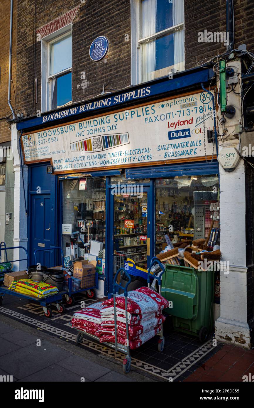 Charles fort Blue plaque au-dessus d'un magasin d'approvisionnement de bâtiment à Bloomsbury Londres. Fort, écrivain américain et fondateur du fortéanisme, a vécu ici 1921-28. Banque D'Images