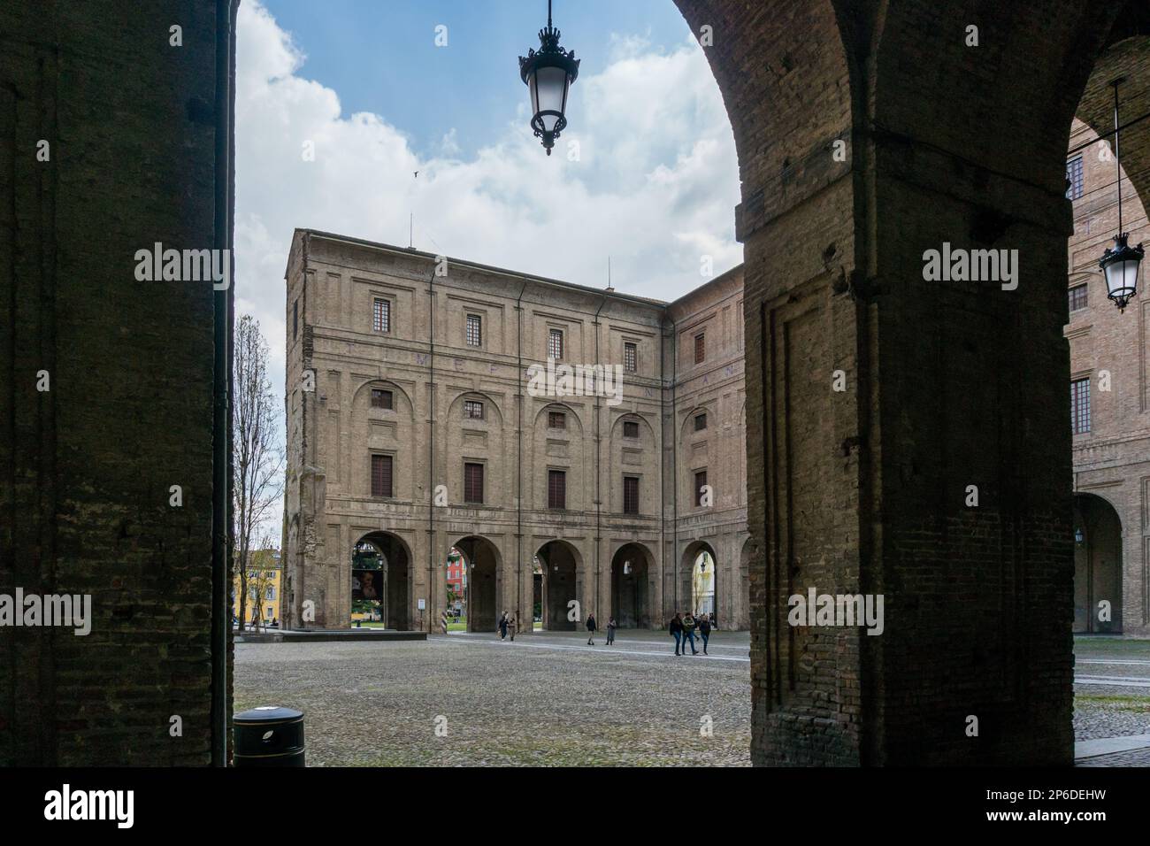 Parme, Italie-3 avril 2022 : vue sur le palais de la Pilotta à Parme pendant une journée ensoleillée. Banque D'Images