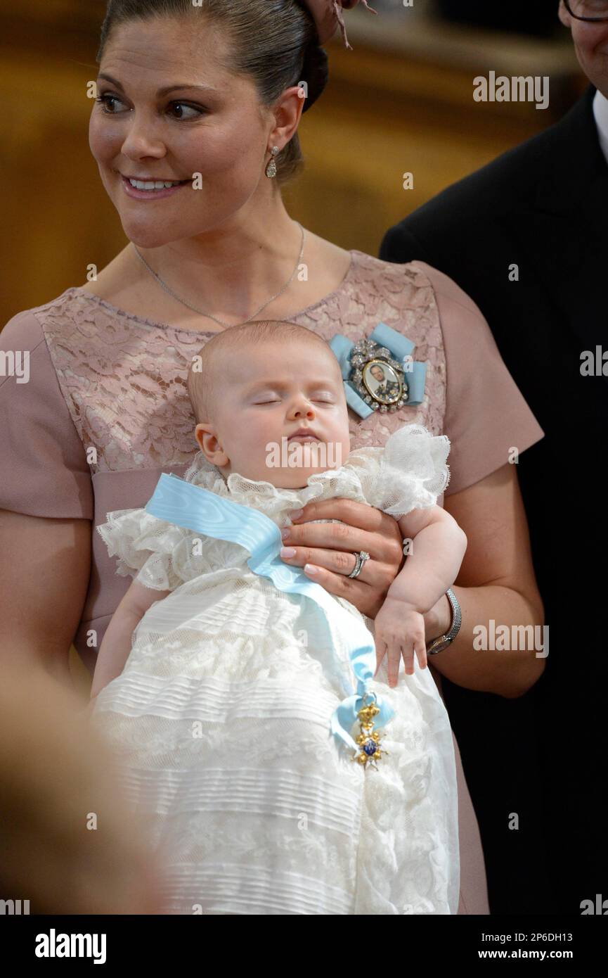 Sweden's Crown Princess Victoria holds Princess Estelle during the christening ceremony of Princess Estelle of Sweden in the Royal Chapel in Stockholm, Sweden, Tuesday, May 22, 2012. Princess Estelle is the daughter of Crown Princess Victoria and Prince Daniel of Sweden, and number two in the Swedish royal succession. (AP Photo/Janerik Henriksson, Pool) Banque D'Images