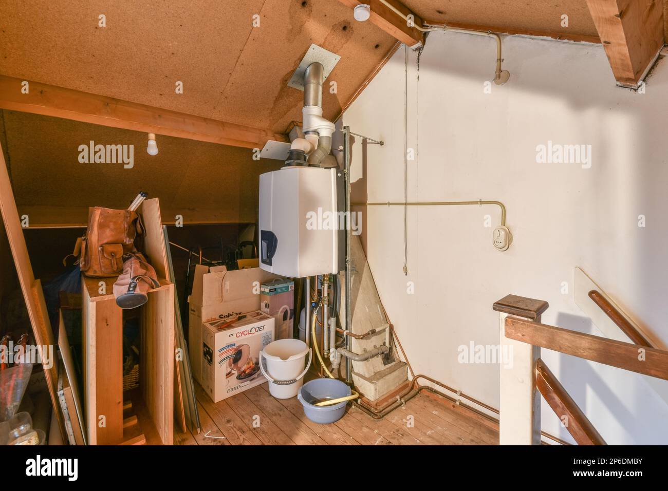 l'intérieur d'une maison avec parquet et murs non finis, y compris une cabine de douche ouverte dans le coin Banque D'Images