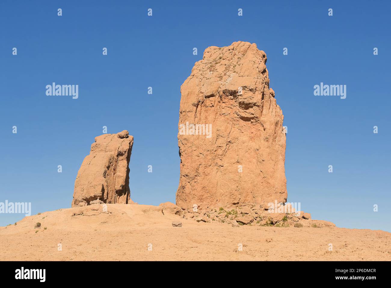 Formation géante de roches monolithiques et volcaniques au sommet d'une montagne : Roque Nublo avec la grenouille à Pico de las Nieves, Tejeda à Gran Canaria. Banque D'Images