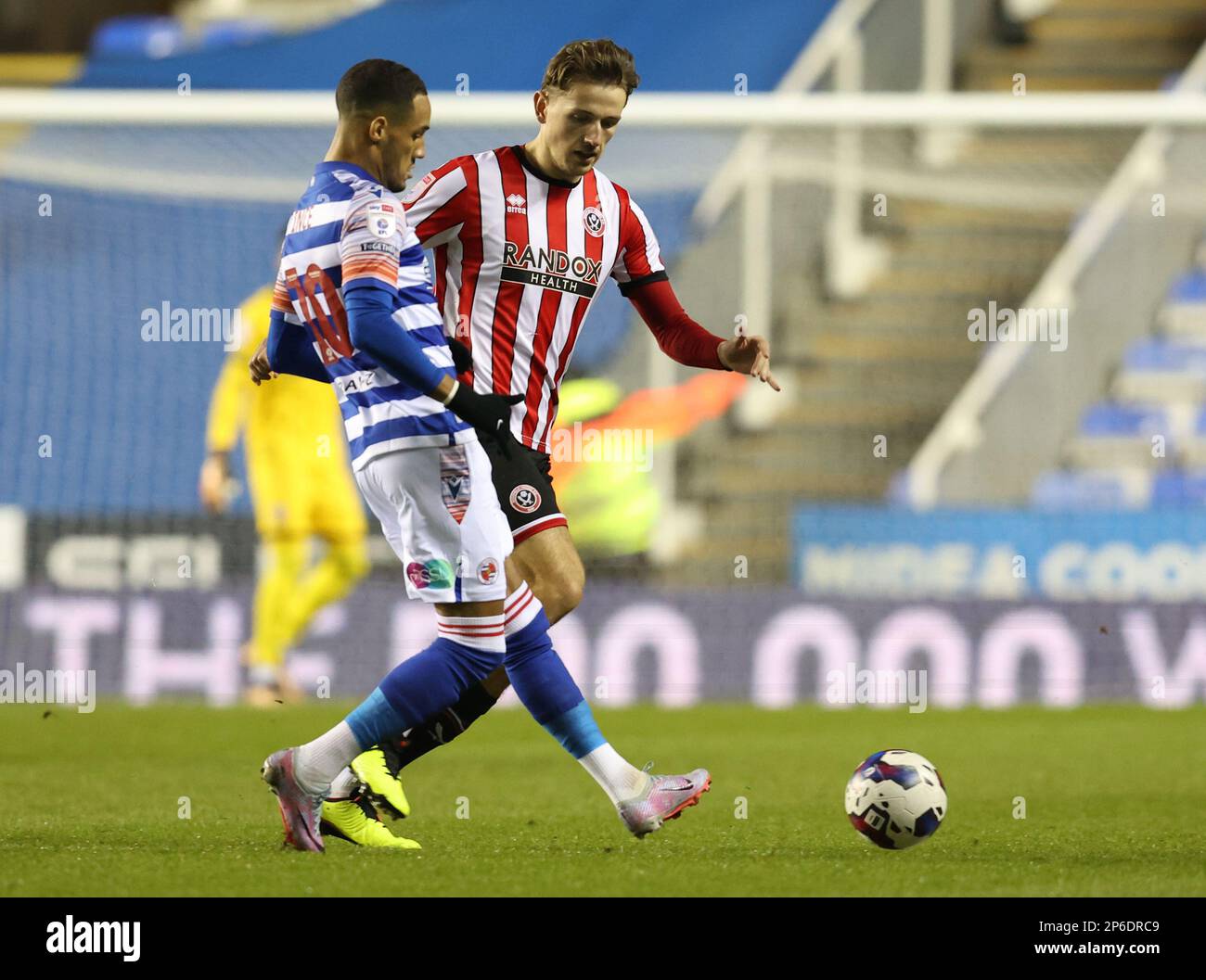 Reading, Angleterre, le 7th mars 2023. Thomas Ince of Reading, affronté par Sander Berge de Sheffield Utd lors du match du championnat Sky Bet au Select car Leasing Stadium, Reading. Le crédit photo devrait se lire: Paul Terry / Sportimage Banque D'Images