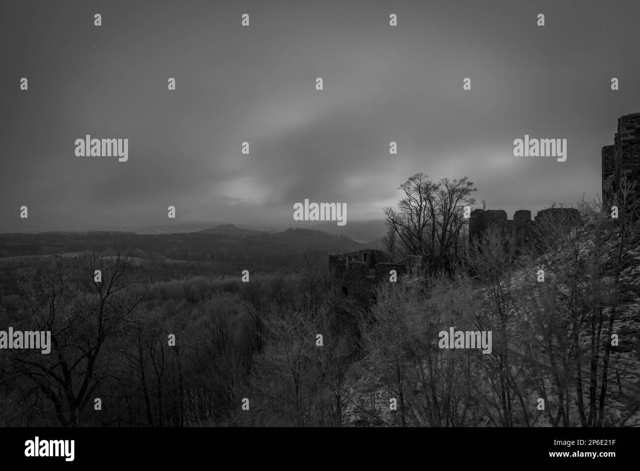 Hiver bleu givré matin sur les ruines d'Andelska Hora près de la ville thermale Karlovy Vary Banque D'Images