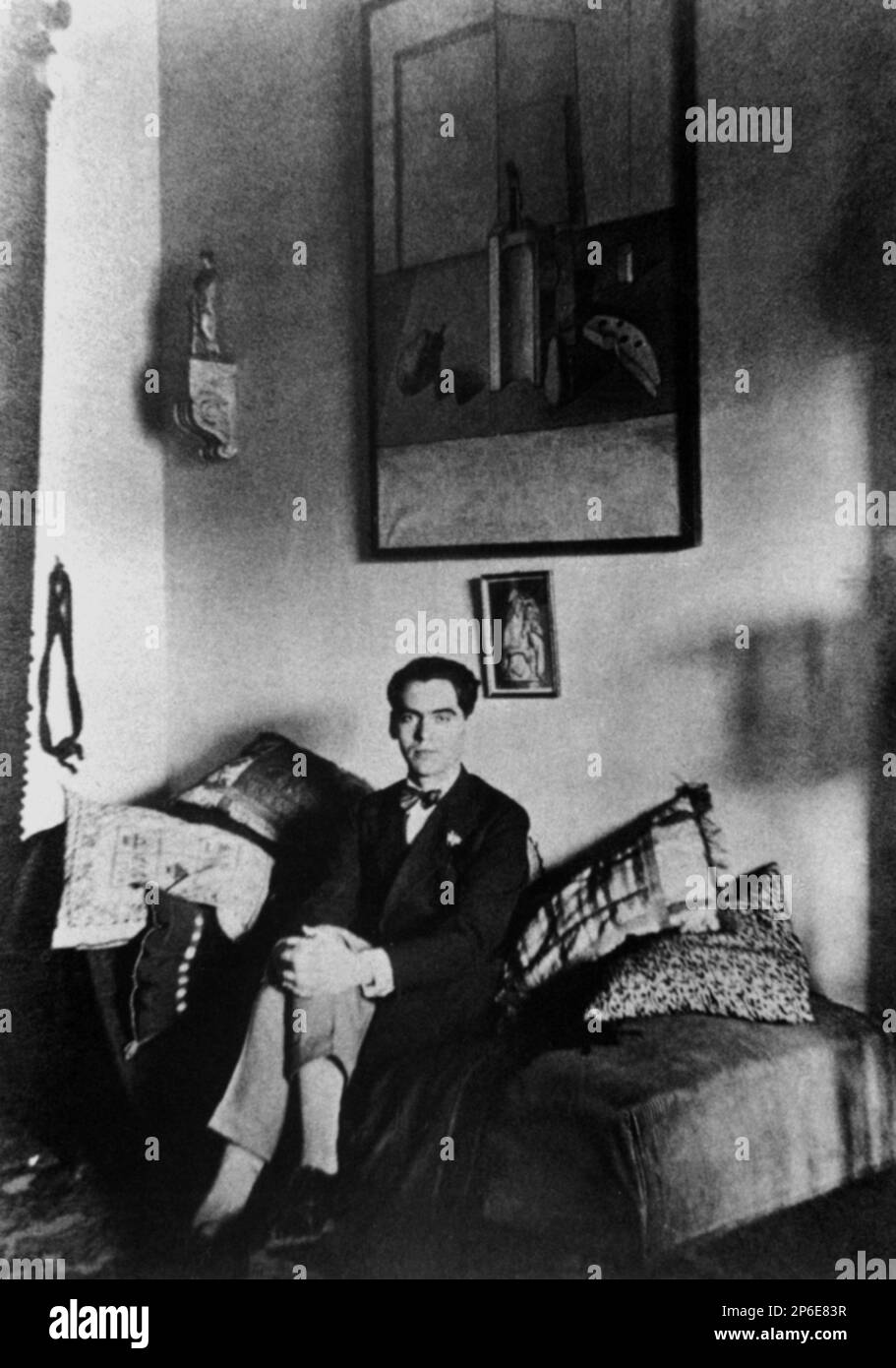 1925, Grenade, ESPAGNE : le poète espagnol FEDERICO GARCIA LORCA ( 1898 - 1936 ) âgé de 27 ans . Au mur une oeuvre de Salvador Dalì ( à l'époque son amant gay ). - POETA - POÉSIE - POÉSIE - LETTERATURA - LITTÉRATURE - letterato - GAY - homosexuel - Homosalité - Omosessualità - LGBT - Omosessuale - portrait - ritratto - Dalì - canapé - divano - letto - lit --- Archiexuvio GBB Banque D'Images
