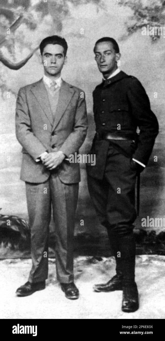 1927, Madrid, ESPAGNE : le poète espagnol FEDERICO GARCIA LORCA ( 1898 - 1936 ) avec le peintre Salvador Dalì ( à l'époque son amant gay ) En uniforme militaire .- POETA - POÉSIE - POÉSIE - LETTERATURA - LITTÉRATURE - letterato - GAY - homosexuel - Homosexualité - Omosessualità - LGBT - Omosessuale - portrait - ritratto - Dalì - DALI' - uniformis - divisa militare --- Archivio GBB Banque D'Images