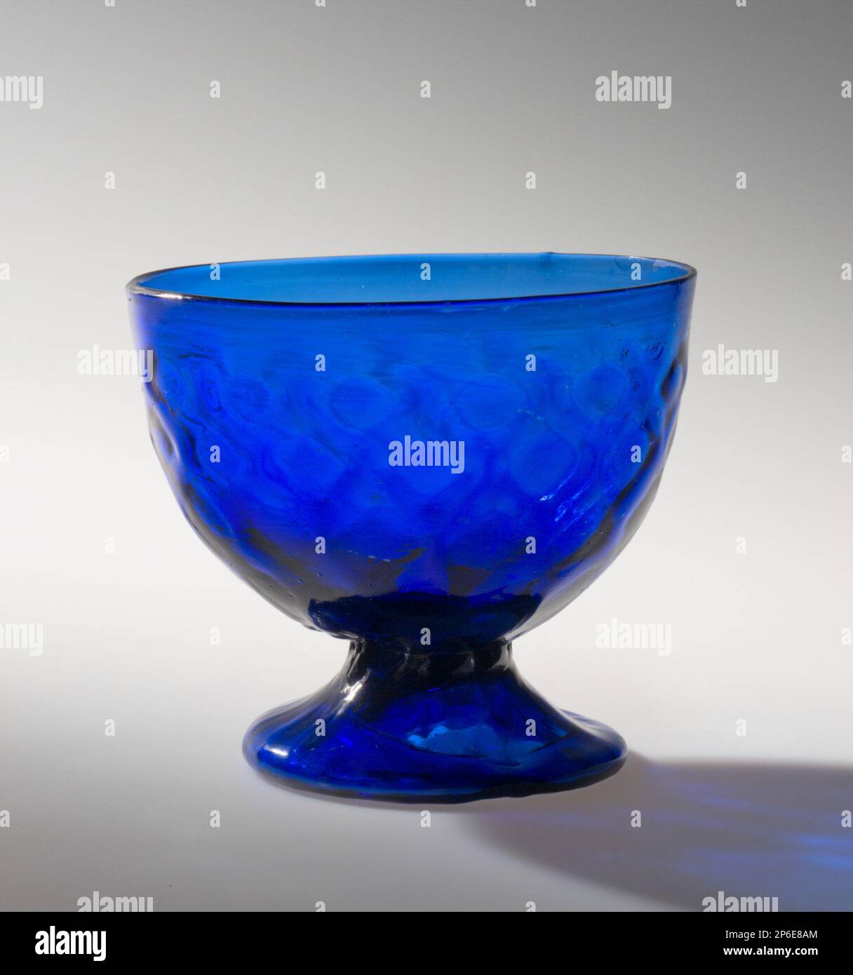 Unknown, Sugar Bowl, 1800–40, verre bleu cobalt Photo Stock - Alamy