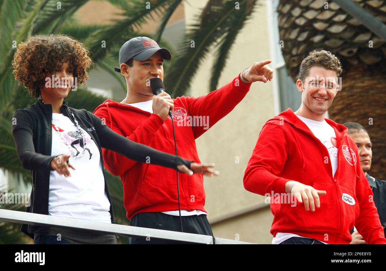 Actress Halle Berry and actors Mario Lopez and Matthew Morrison encourage the participants during the 19th Annual EIF Revlon Run/Walk For Women held at Los Angeles Memorial Coliseum at Exposition Park on May 12, 2012 in Los Angeles, California.(AP Photo/Kevin Terrell) Banque D'Images
