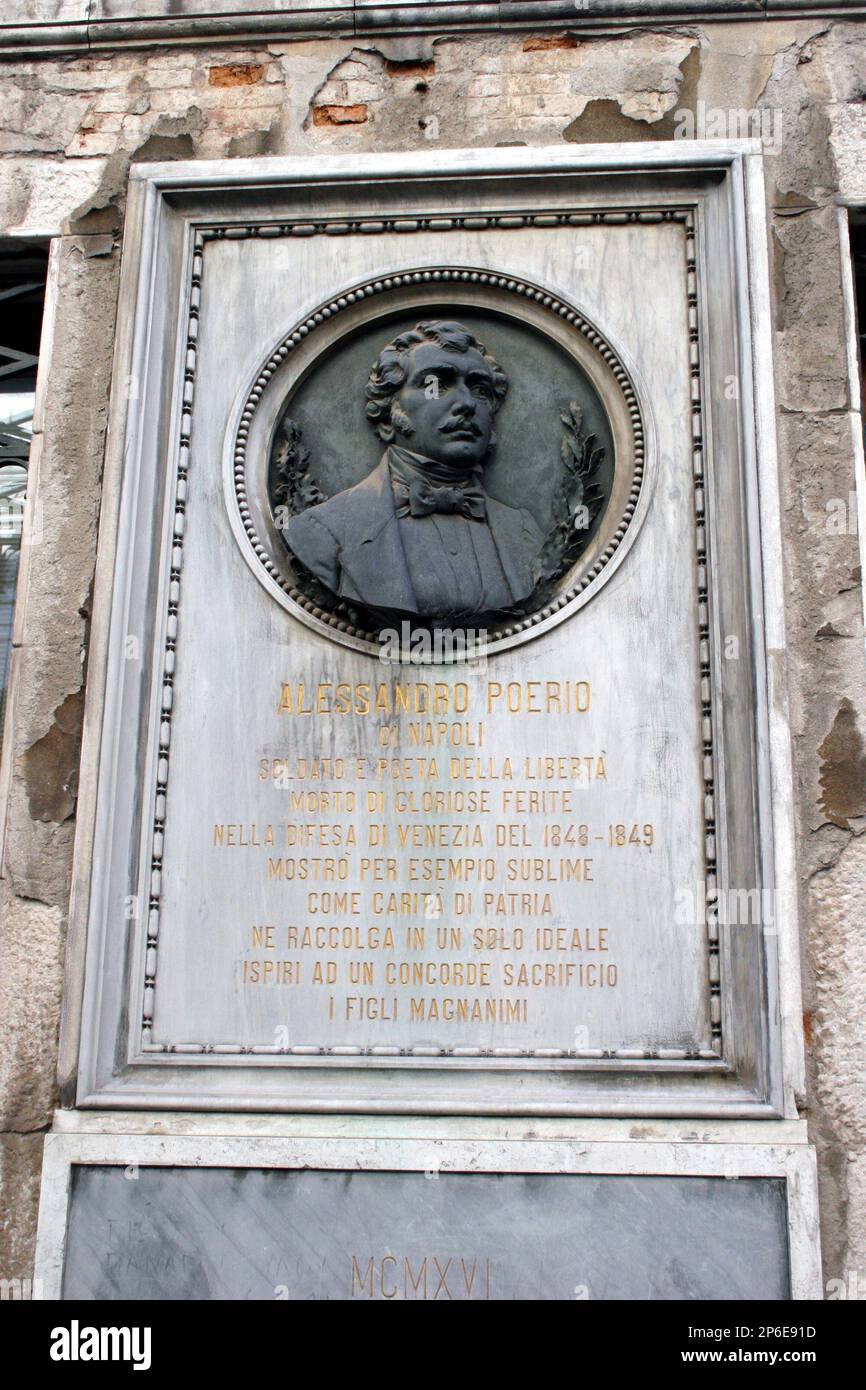 2006 , VENISE , ITALIE : le poète , journaliste et patriote ALESSANDRO POERIO ( 1802 - 1848 ) mémorial 1916 tablette de marbre au héros risorgimentaire vénitien dans la Calle Larga dell'Ascension ( près de la place Saint-Marc ) . Frère du patriote Carlo Poerio . A Florence était un ami proche du poète Giacomo Leopardi . - RISORGIMENTO - SERENISSIMA - VENISE - ITALIA - FOTO STORICHE - HISTOIRE - GEOGRAFIA - GÉOGRAPHIE - ARCHITETURA - ARCHITECTURE - Piazza San Marco - VENETO - Turismo - tourisme - lapide commomativa - scucultura - sculpture - POETA - POÉSIE - POÉSIE ---- Archivio GBB Banque D'Images