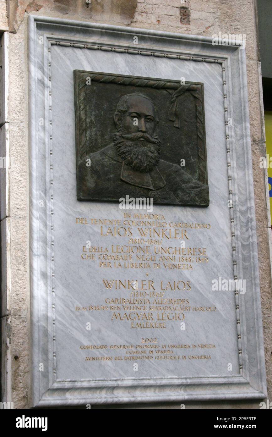 2006 , VENISE , ITALIE : le LAJOS WINKLER ( 1810 - 1861 ) tablette commémorative du héros risorgimentaire vénitien de Hongrie dans la Calle Larga dell'Ascension ( près de la place Saint-Marc ) . - Giuseppe Garibaldi - RISORGIMENTO - VENISE - ITALIA - FOTO STORICHE - HISTOIRE - GEOGRAFIA - GÉOGRAPHIE - ARCHITETURA - ARCHITECTURE - Piazza San Marco - VÉNÉTIE - turismo - tourisme - lapide commomativa - scultura - sculpture --- Archivio GBB Banque D'Images