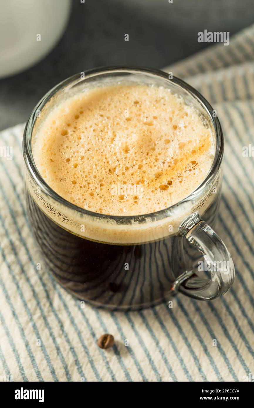 Café au beurre chaud et résistant aux balles dans une tasse en verre Banque D'Images