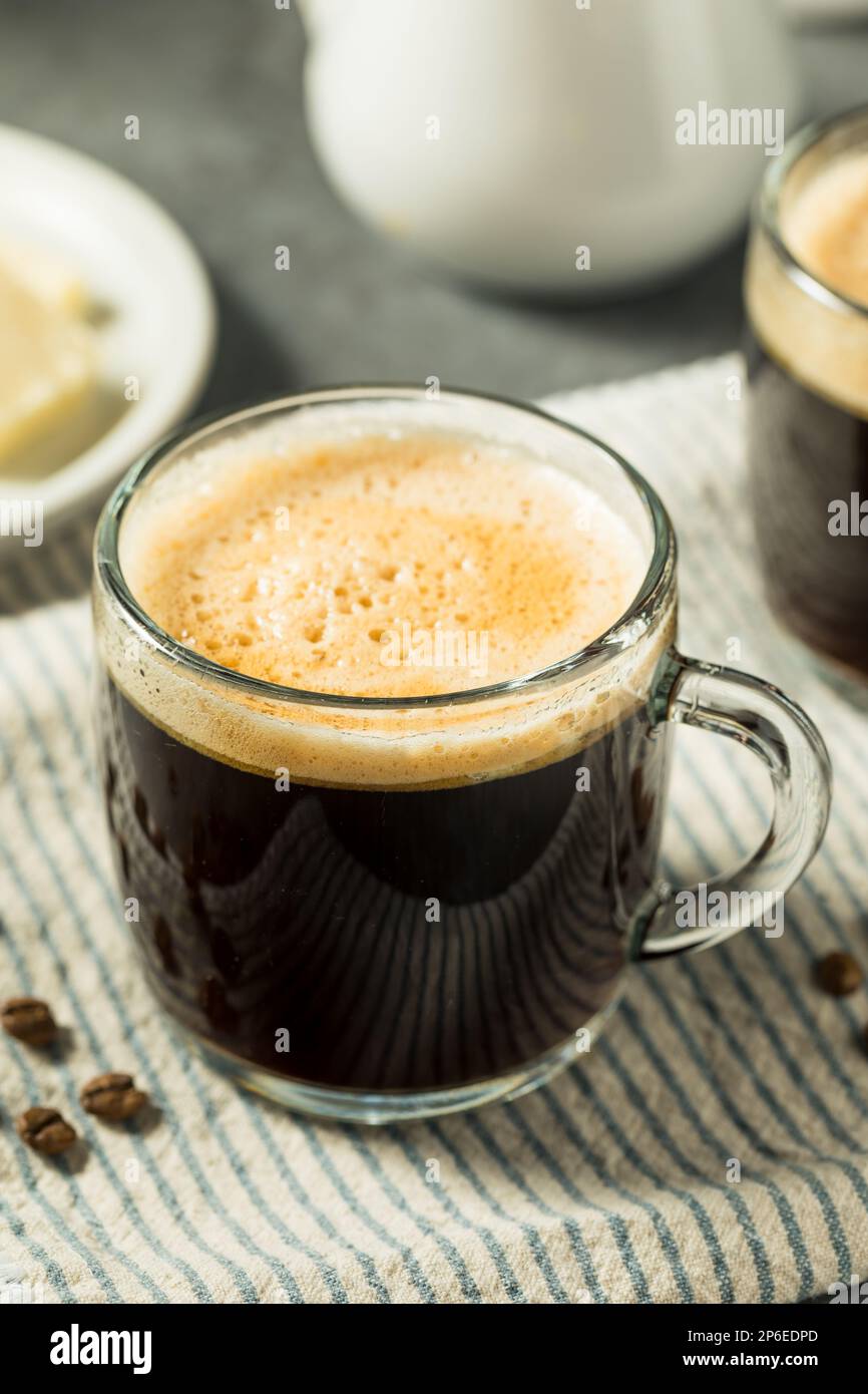 Café au beurre chaud et résistant aux balles dans une tasse en verre Banque D'Images