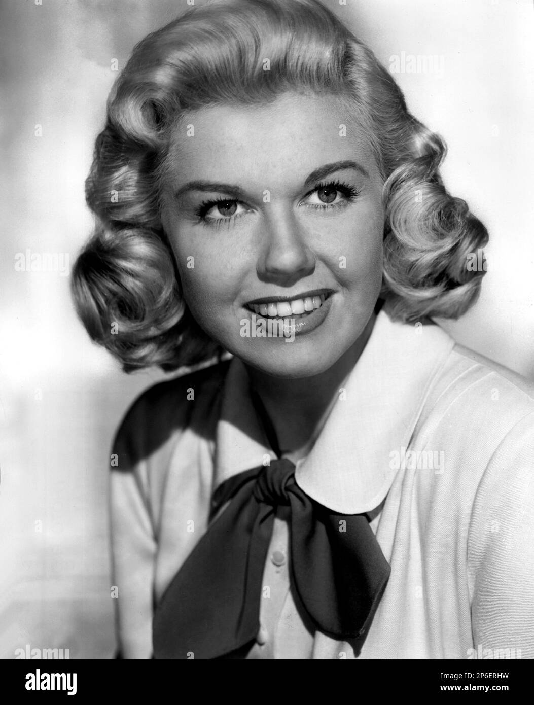 1949 ca : l'actrice et chanteuse DORIS DAY ( nom réel Doris Mary Ann Kappelhoff , née le 3 avril 1924 Cincinnati, Ohio, Etats-Unis ) dans un film pubblicity STILL - FILM - FILM - atrice cimatografica - blonde - bionda - sourire - sorriso - collier - colletto -- -- Archivio GBB Banque D'Images