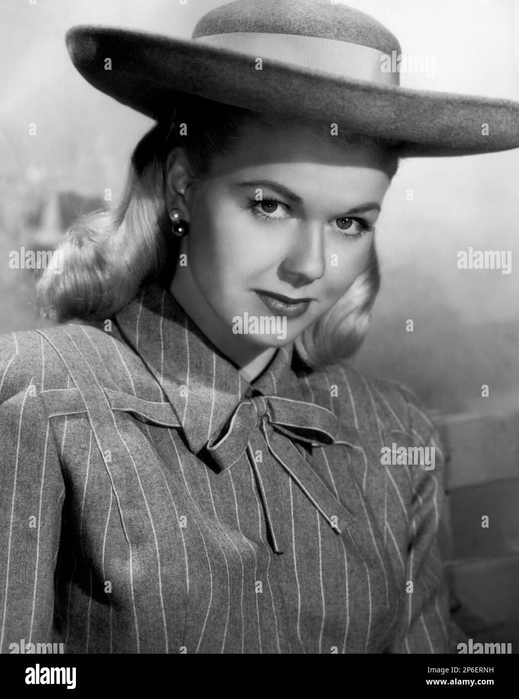 1949 ca : l'actrice et chanteuse DORIS DAY ( nom réel Doris Mary Ann Kappelhoff , née le 3 avril 1924 Cincinnati, Ohio, Etats-Unis ) Dans un film pubblicity toujours - FILM - FILM - atrice cimatografica - blonde - bionda - cappello - chapeau - orecchino - orecchini - perla - perle - perles - bijoux - gioiello - gioieli - bijoux --- Archivio GBB Banque D'Images