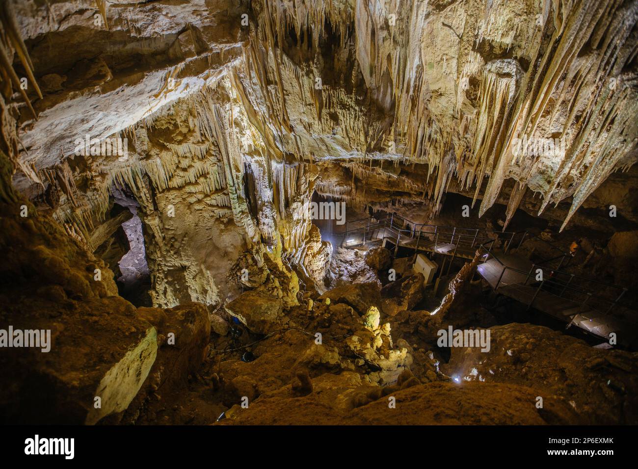 Intérieur de la grotte touristique Prométhée à Tskaltubo, région d'Imereti, Géorgie. Banque D'Images