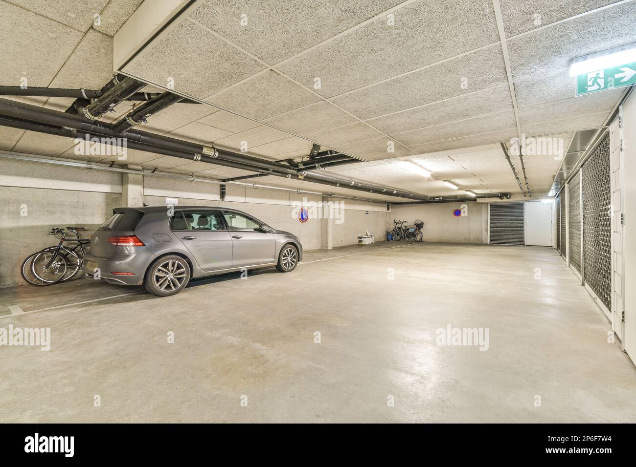 Amsterdam, pays-Bas - 10 avril 2021 : voiture garée dans un garage avec deux vélos sur le rack et un vélo suspendu au plafond Banque D'Images