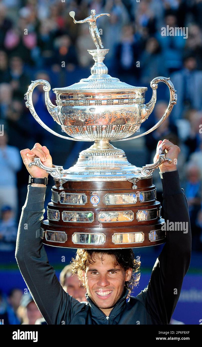 Rafael Nadal of Spain raises the trophy after his victory over David Ferrer of Spain during a Open tennis final match in Barcelona, Spain, Sunday, April 29, 2012. Nadal won 7-6, 7-5. (AP Photo/Manu Fernandez) Banque D'Images