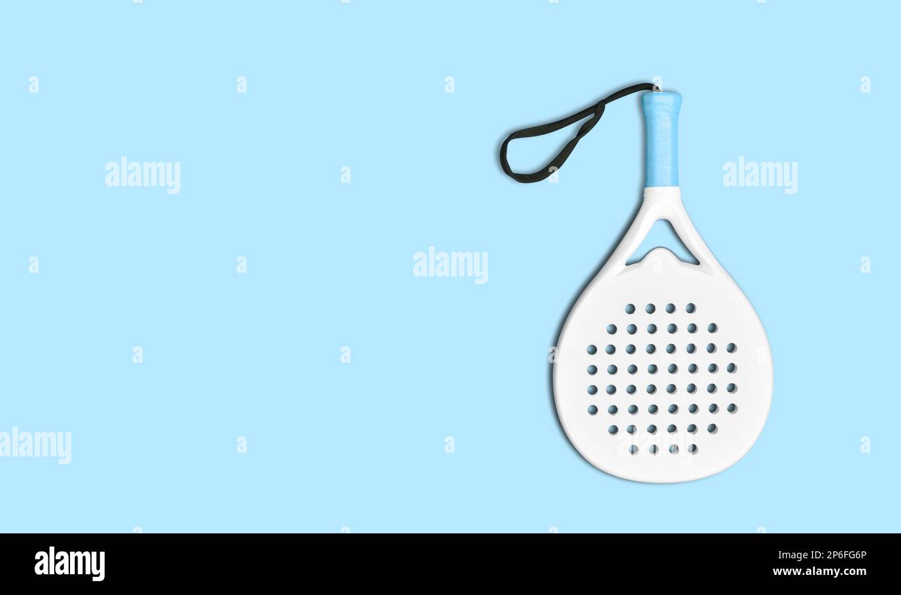 Raquette de paddle-tennis professionnelle blanche sur fond bleu.Affiche sur le thème du sport horizontal, cartes de vœux, en-têtes, site Web et application Banque D'Images