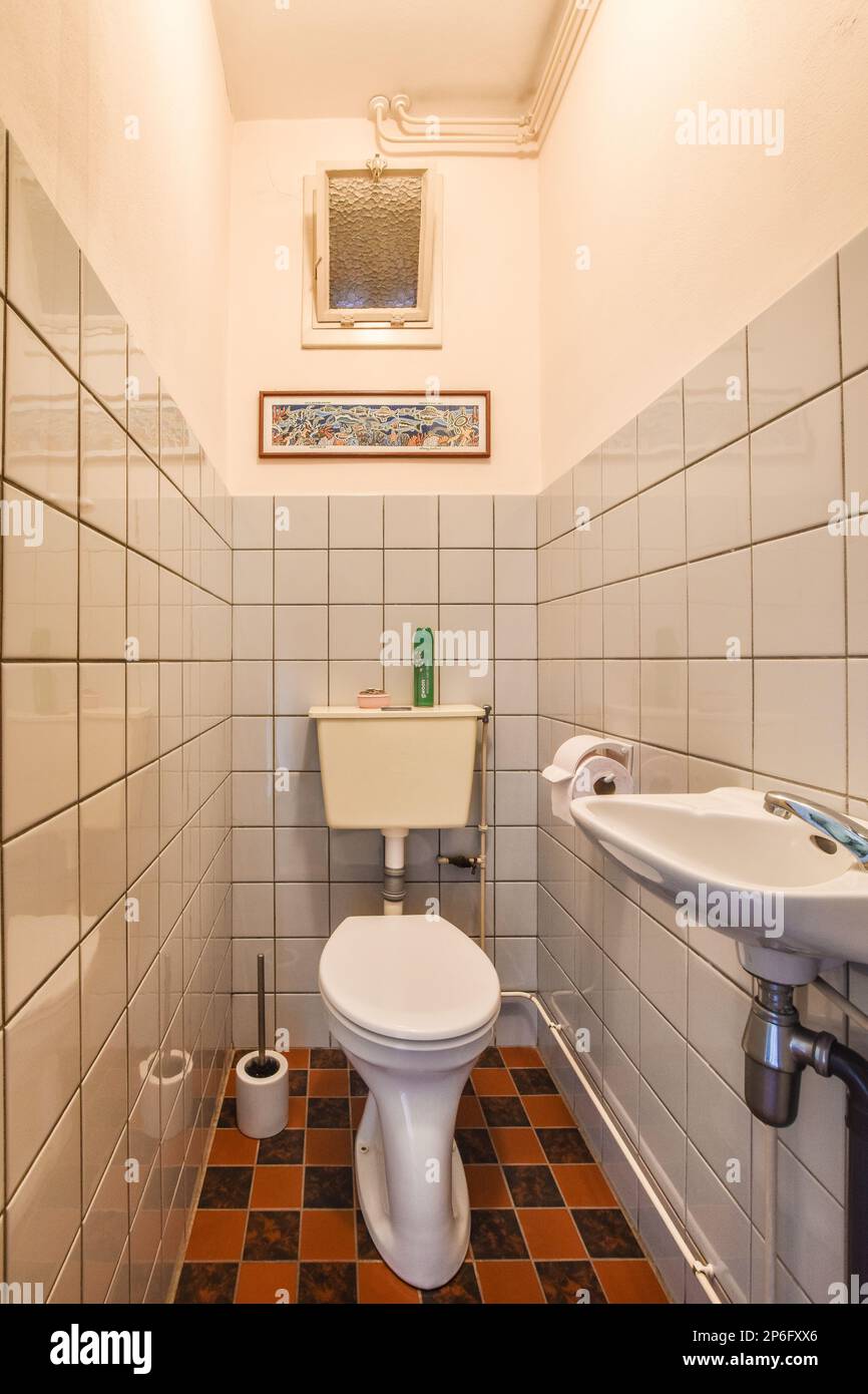 Amsterdam, pays-Bas - 10 avril 2021 : une toilette dans une salle de bains  avec des murs