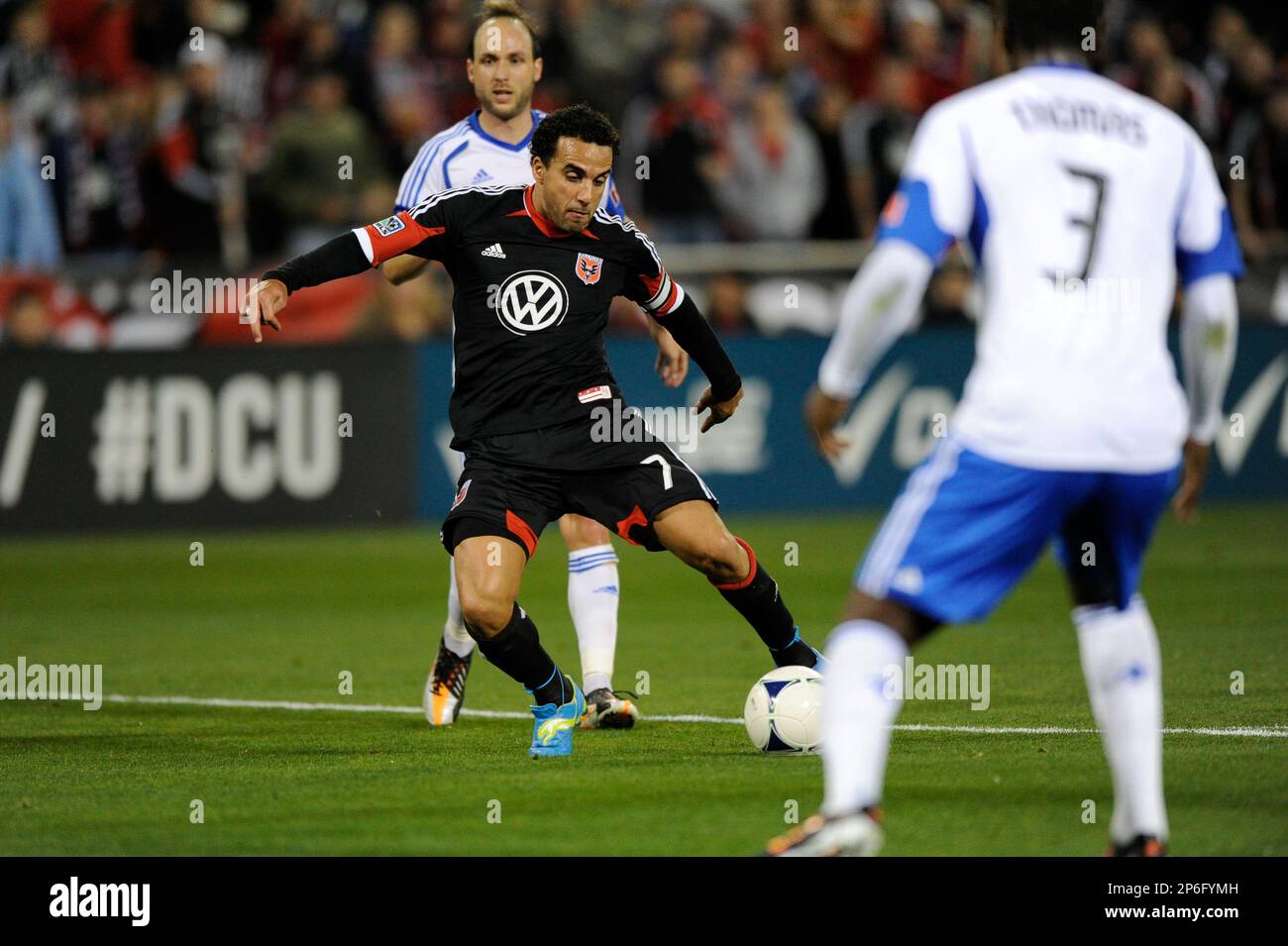 April 18 2012 - D.C. United midfielder Dwayne De Rosario (7) takes a shot at the goal during the matchup between Montreal Impact and DC United at RFK Stadium in Washington, DC. (Cal Sport Media via AP Images) Banque D'Images