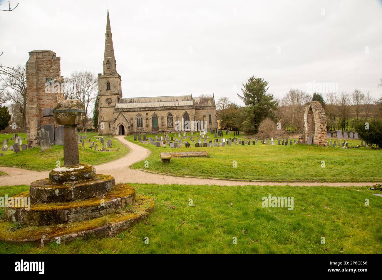 L'église paroissiale de St George à Tickeall Derbyshire ainsi que les ruines de l'ancienne église qui se trouvait sur le site Banque D'Images