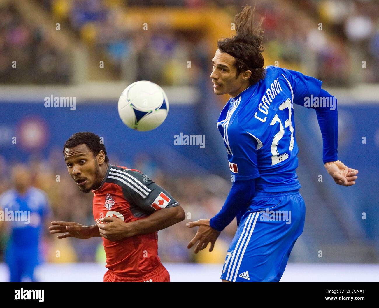 Montreal Impact's Bernardo Corradi, right, and Toronto FC's Julian de Guzman vie for the ball during first half MLS soccer action in Montreal, Saturday, April 7, 2012. (AP Photo/The Canadian Press, Graham Hughes) Banque D'Images