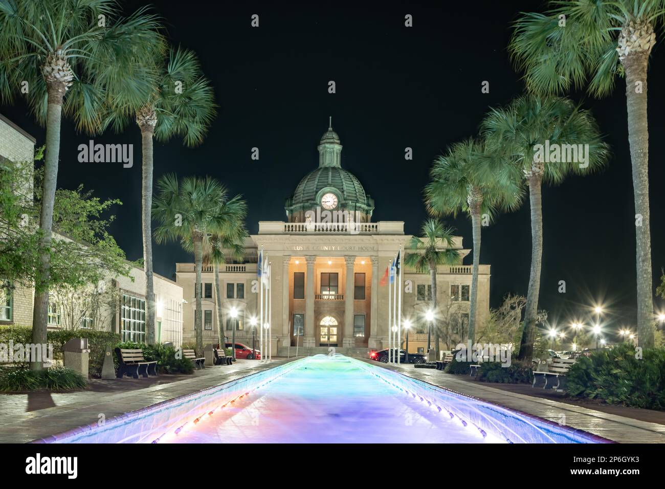 Photo en soirée du palais de justice historique du comté de Volusia et de la piscine à eau à DeLand, Floride. Banque D'Images Photo en soirée du palais de justice historique du comté de Volusia et de la piscine à eau à DeLand, Floride. Banque D'Images