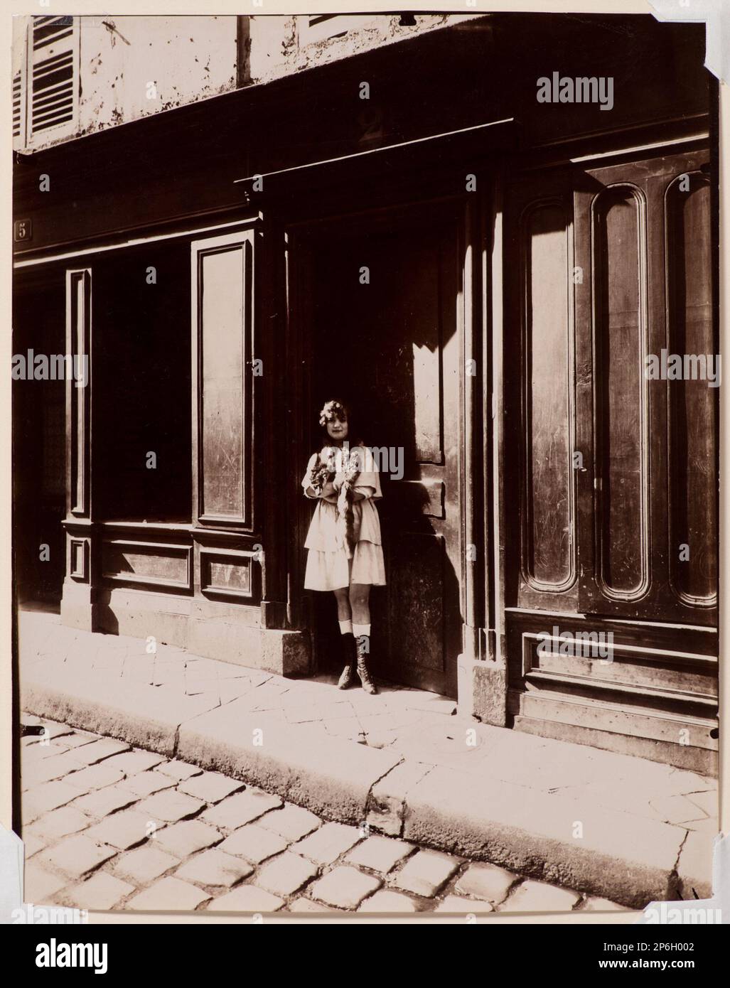 Jean Eugène Auguste Atget, Versailles, maison close, petite place, 1921, impression argentée à la gélatine, tons or. Banque D'Images