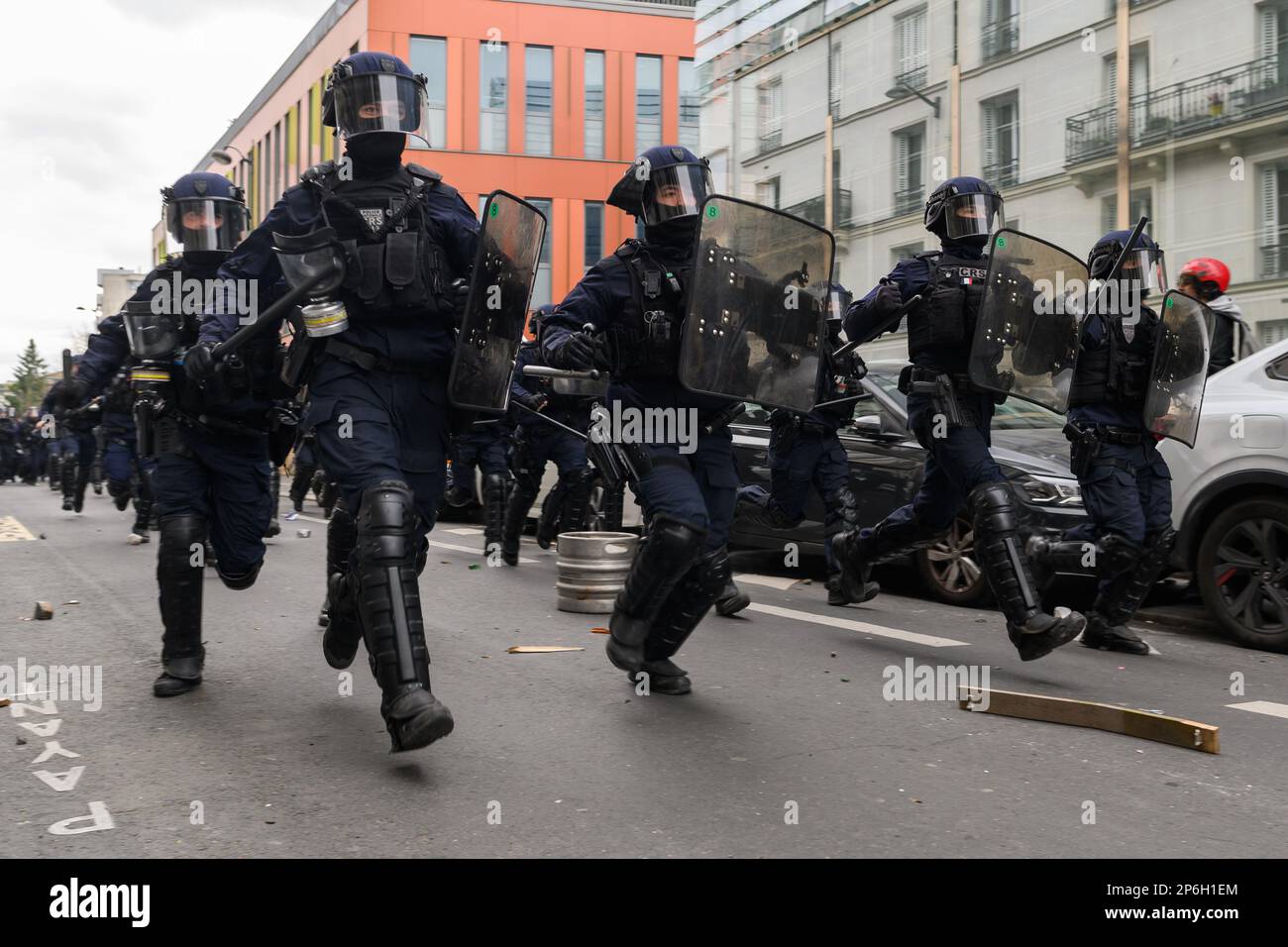 France / Paris / 7 mars 2023 - Julien Mattia / le Pictorium - tensions lors de la manifestation contre la réforme des retraites, à Paris le 7 mars 2023 - 7/3/2023 - France / Paris / Paris - affrontements entre manifestants, Le Bloc Noir et la police lors de la manifestation contre la réforme des retraites, à Paris le 7 mars 2023 Banque D'Images