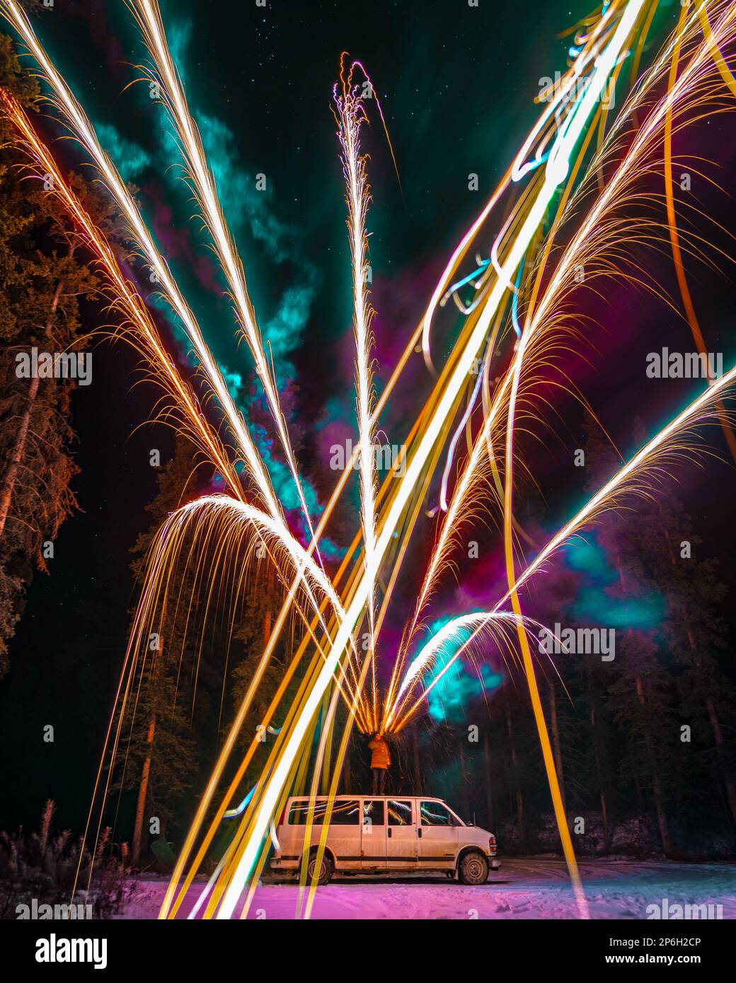 Feux d'artifice multicolores photographiés dans une région sauvage sombre pour la Saint-Sylvestre, l'anniversaire, la fête et l'anniversaire. Banque D'Images