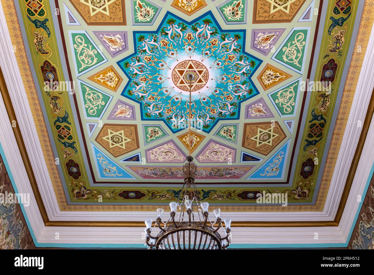 Kutaisi, Géorgie, 04.06.21. Synagogue Kutaisi vue à l'intérieur d'un toit richement décoré avec des peintures colorées à motifs géométriques et floraux et un lustre Banque D'Images