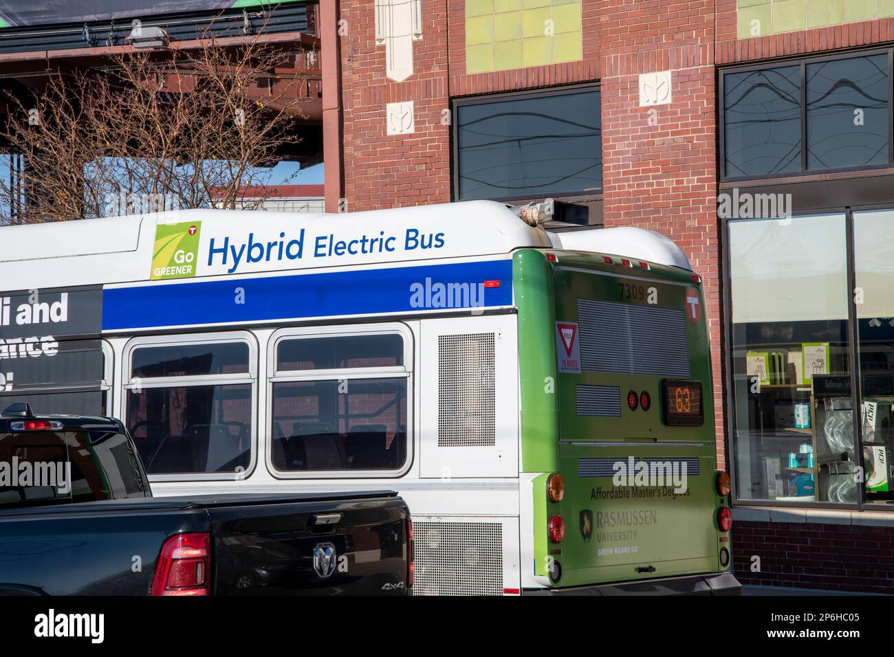 St. Paul, Minnesota. Bus de métro électrique hybride qui traverse la circulation dans la ville. Banque D'Images