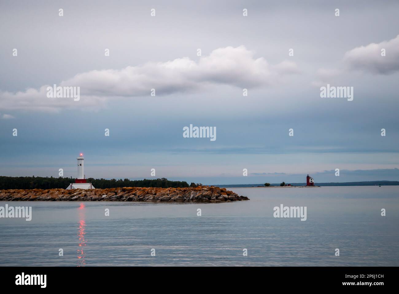 Mackinac Island, Michigan. La lumière du passage de Round Island et le phare de Round Island en arrière-plan sont situés dans le détroit de Mackinac et mar Banque D'Images