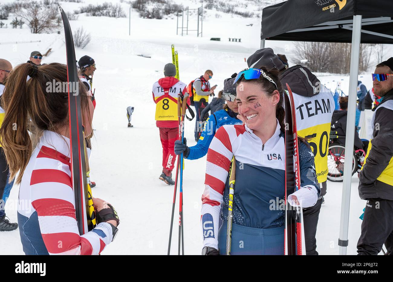 7 mars 2023 : équipe des États-Unis, Grace Miller (l) et Danielle Aravich (r), après la poursuite du sprint de la coupe du monde nordique FIS Para, Centre nordique Soldier Hollow, Midway, Utah. Banque D'Images
