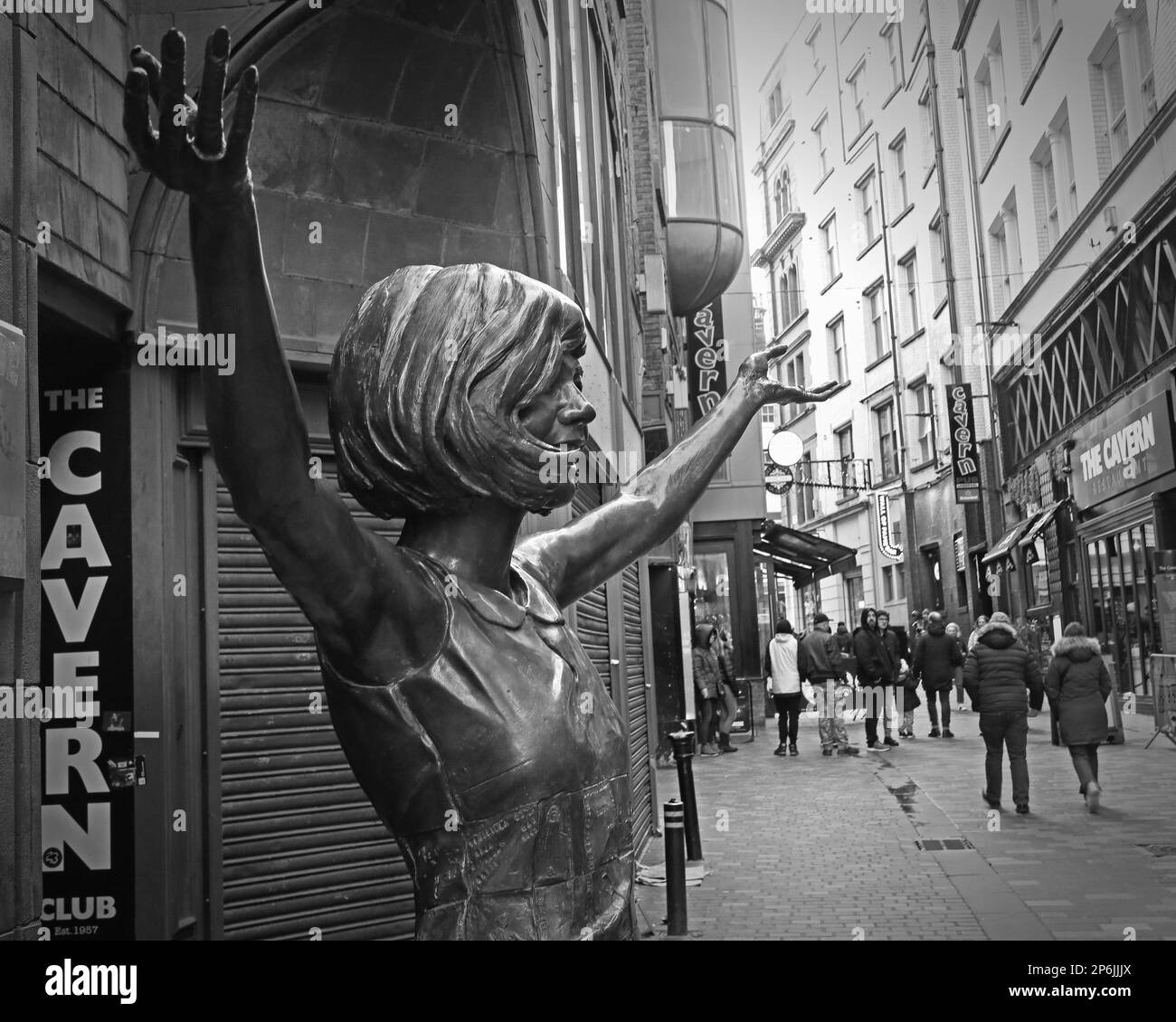 STATUE noire BW Cilla, à l'extérieur du Cavern Club, Mathew St, Liverpool, Merseyside, Angleterre, ROYAUME-UNI, L2 6RE BW Banque D'Images