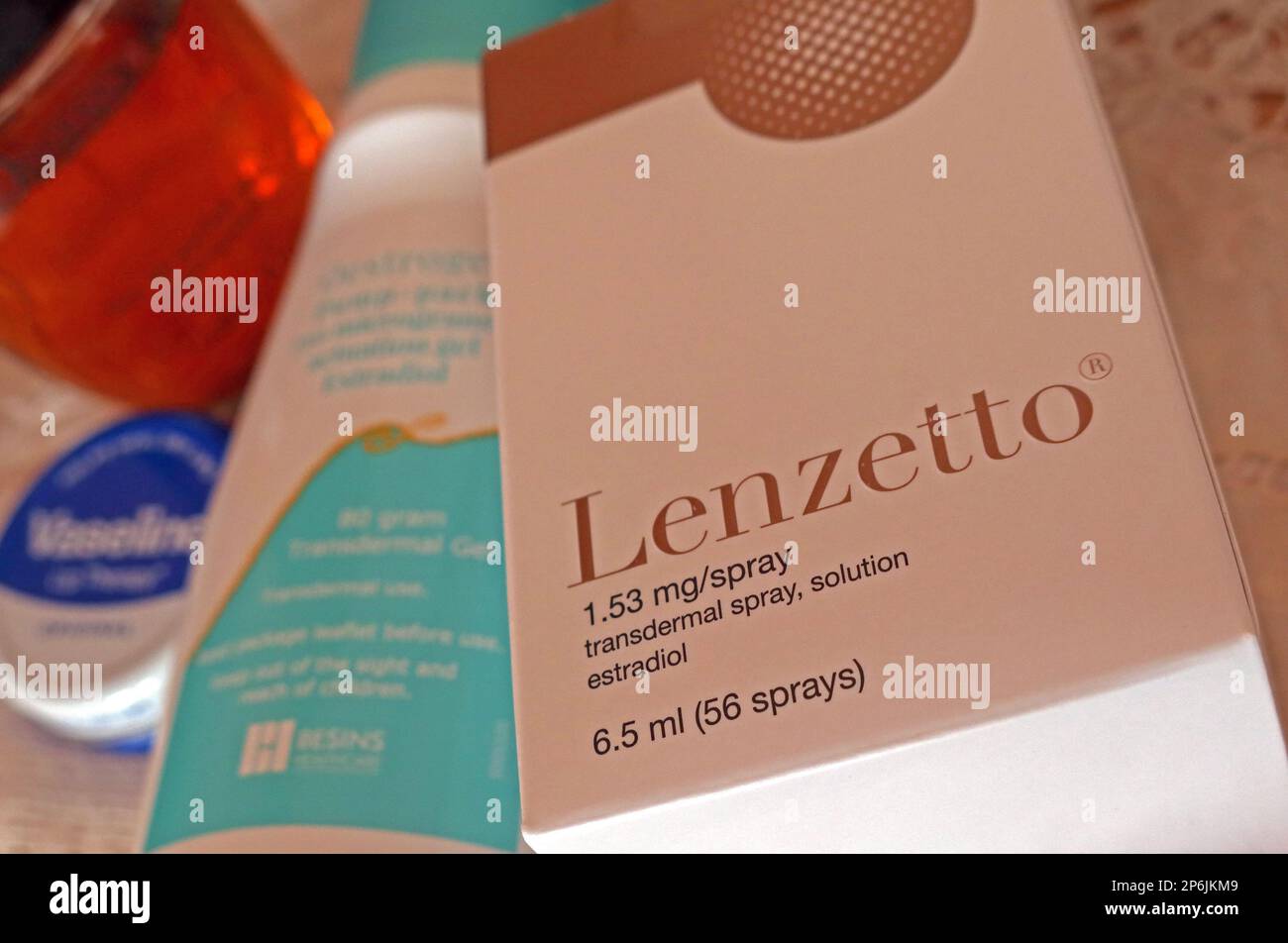 Lenzetto transderma en solution pulvérisée, estradiol, HRT de la ménopause féminine ( hormonothérapie de remplacement ), sur une table de chambre Banque D'Images
