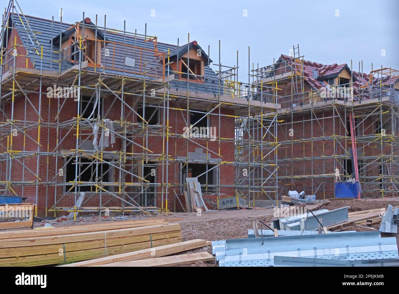 Nouveau développement de propriétés de quatre lits de taille familiale, avec échafaudage sur un site de construction, Cheshire, Angleterre, Royaume-Uni, WA4 Banque D'Images