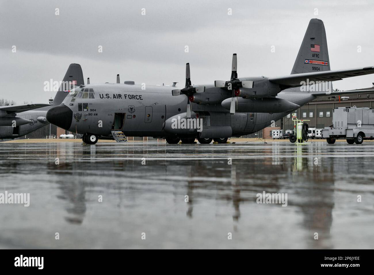 Un avion Hercules C-130H est installé sur la ligne de vol le 16 février 2023 à la station de la réserve aérienne de Youngstown, en Ohio. La cellule C-130 adaptable permet aux aviateurs de fournir un transport aérien tactique agile dans divers endroits du monde entier. (É.-U. Photo de la Force aérienne par le sergent d'état-major Christina Russo) Banque D'Images