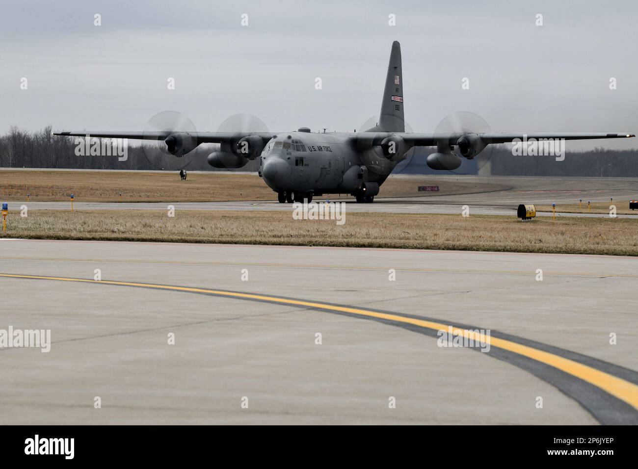 Un équipage affecté à l'escadron de transport aérien 757th taxi un avion C-130H Hercules jusqu'à la ligne de vol le 16 février 2023, à la station de la réserve aérienne de Youngstown, en Ohio. La cellule C-130 adaptable permet aux aviateurs de fournir un transport aérien tactique agile dans divers endroits du monde entier. (É.-U. Photo de la Force aérienne par le sergent d'état-major Christina Russo) Banque D'Images