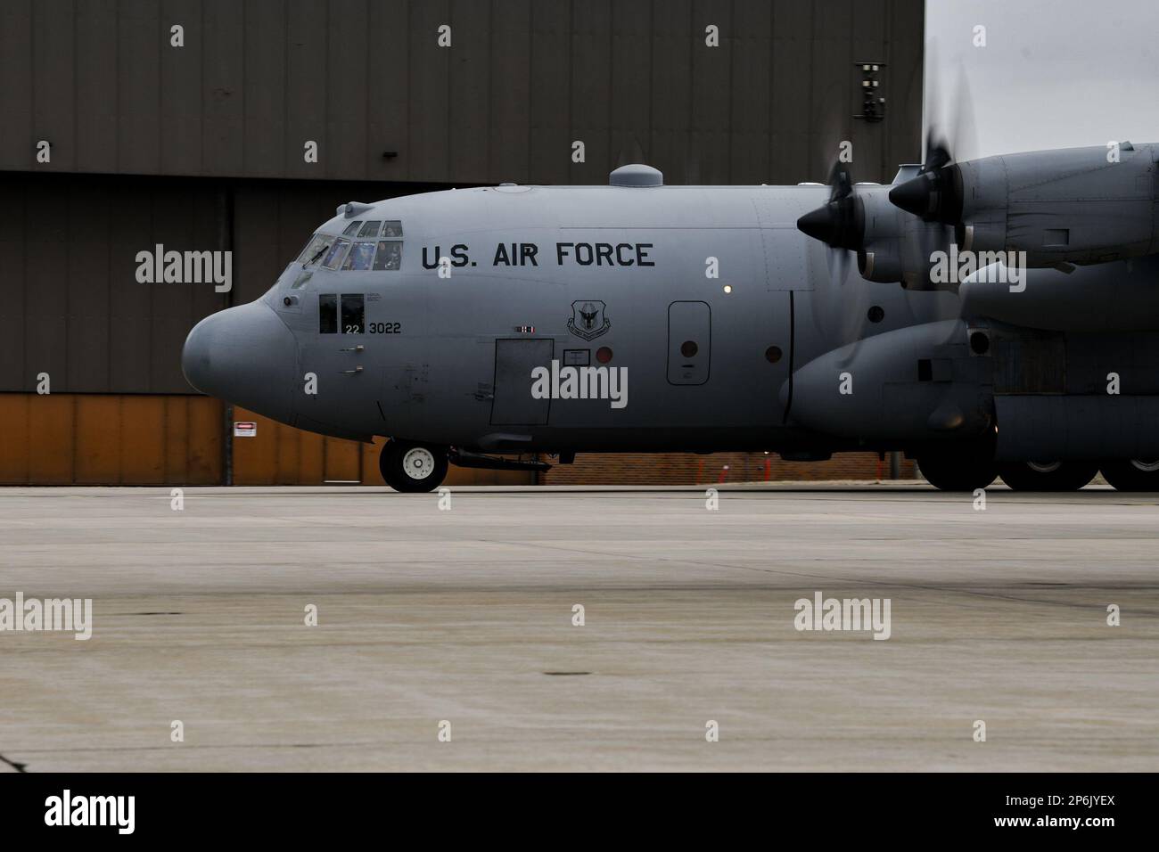 Un équipage affecté à l'escadron de transport aérien 757th taxi un avion C-130H Hercules sur la ligne de vol le 16 février 2023, à la station de la réserve aérienne de Youngstown, en Ohio. La cellule C-130 adaptable permet aux aviateurs de fournir un transport aérien tactique agile dans divers endroits du monde entier. (É.-U. Photo de la Force aérienne par le sergent d'état-major Christina Russo) Banque D'Images