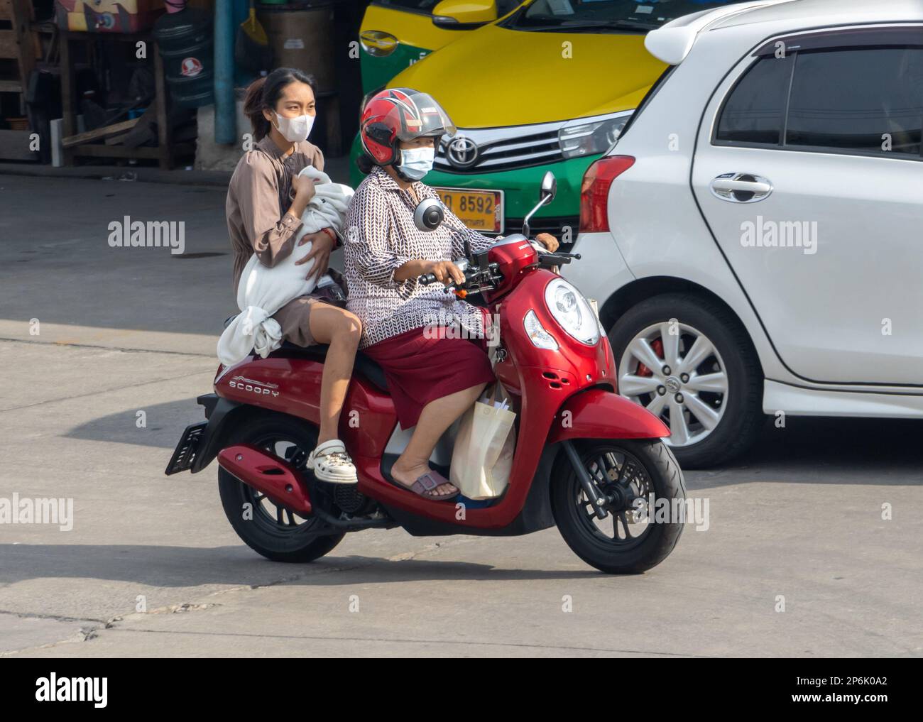 SAMUT PRAKAN, THAÏLANDE, 30 2023 JANVIER, deux femmes portent un petit enfant sur une moto Banque D'Images