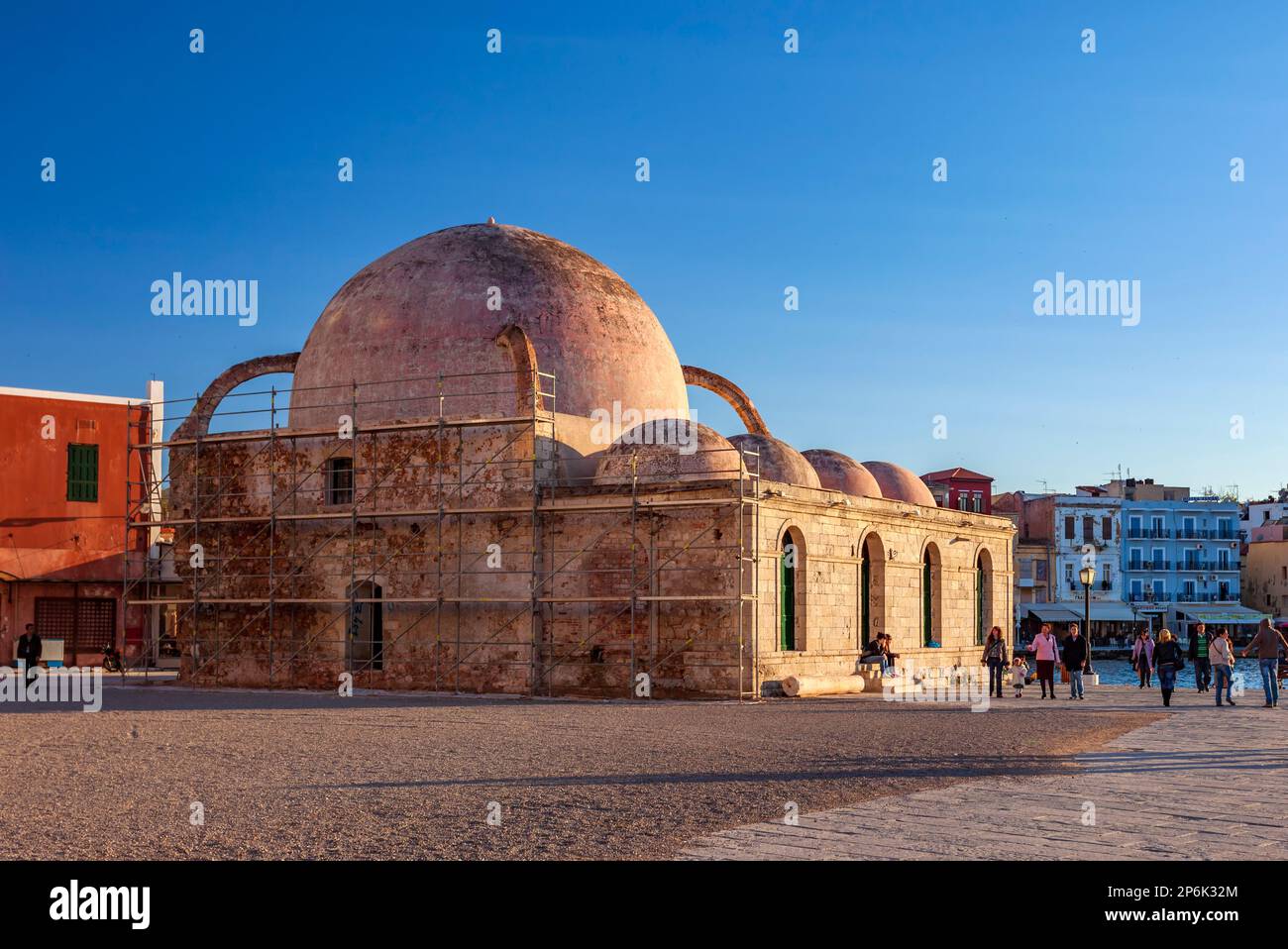 Vue sur l'ancien port vénitien de Haniaet la mosquée Janissars. Crète, Grèce. Banque D'Images