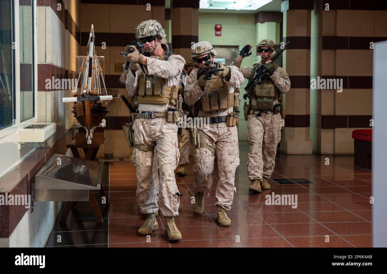 OMAN (24 février 2023) – États-Unis Marines affecté au commandement central de l'équipe de sécurité de la flotte contre le terrorisme (FASTCENT) pratique le nettoyage des espaces occupés lors d'un exercice de renforcement de l'ambassade dans le cadre de l'exercice Invincible Sentry 23 à Oman le 24 février. IS23 est un exercice récurrent qui a lieu avec différents pays partenaires chaque année aux États-Unis Domaine de responsabilité du Commandement central d’évaluer l’état de préparation et les capacités des forces américaines et omanaises en cas d’urgence régionale. (É.-U. Photo du corps marin par le sergent d'état-major Benjamin McDonald) Banque D'Images
