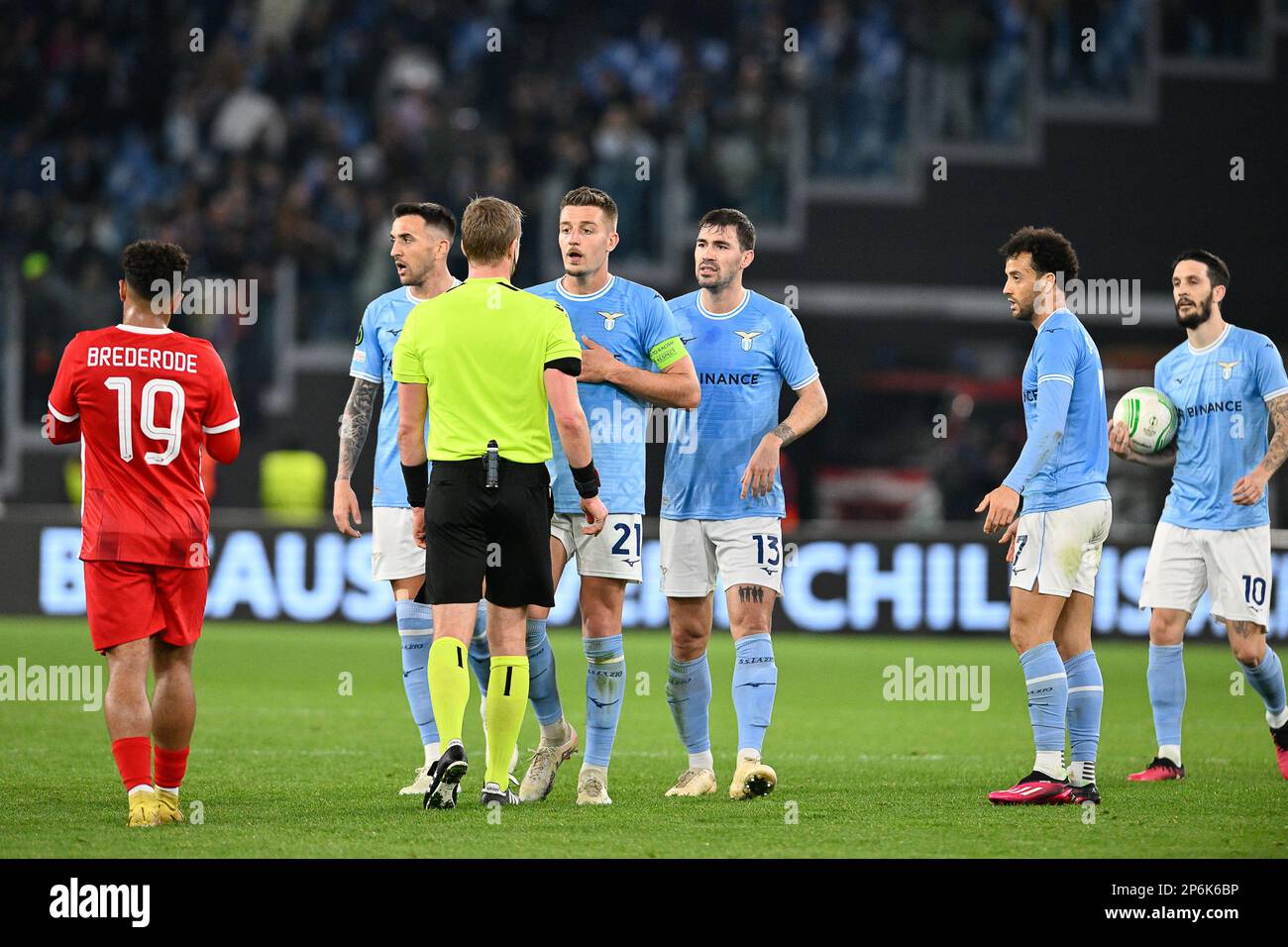 Les joueurs de SS Lazio montrent leur déjection à la fin du match lors de la Conférence UEFA League Round of 16, First Leg 2022-2023 Match, Stadio Olimpico, Lazio v Az Alkmaar, 7 Mars 2023 (photo par AllShotLive/Sipa USA) Credit: SIPA USA/Alay Live News Banque D'Images