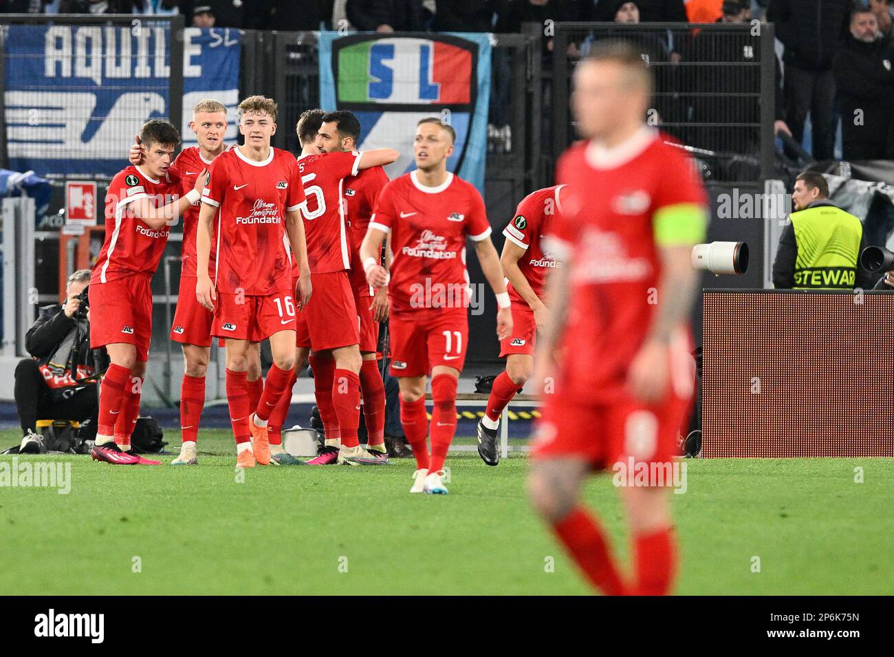 Les joueurs d'AZ Alkmaat jubilent après avoir marqué le but 1-2 dans les 62th minutes pendant la série de 16 de la Ligue de la Conférence de l'UEFA, premier match de la coupe 2022-2023, Stadio Olimpico, Lazio v Az Alkmaar, 7 mars 2023 (photo par AllShotLive/Sipa USA) Credit: SIPA USA/Alay Live News Banque D'Images