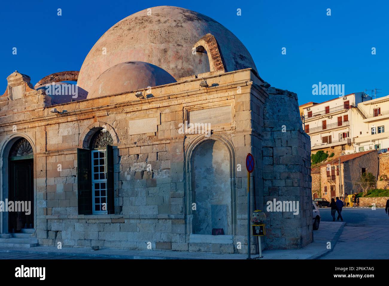 Vue sur l'ancien port vénitien de Haniaet la mosquée Janissars. Crète, Grèce. Banque D'Images