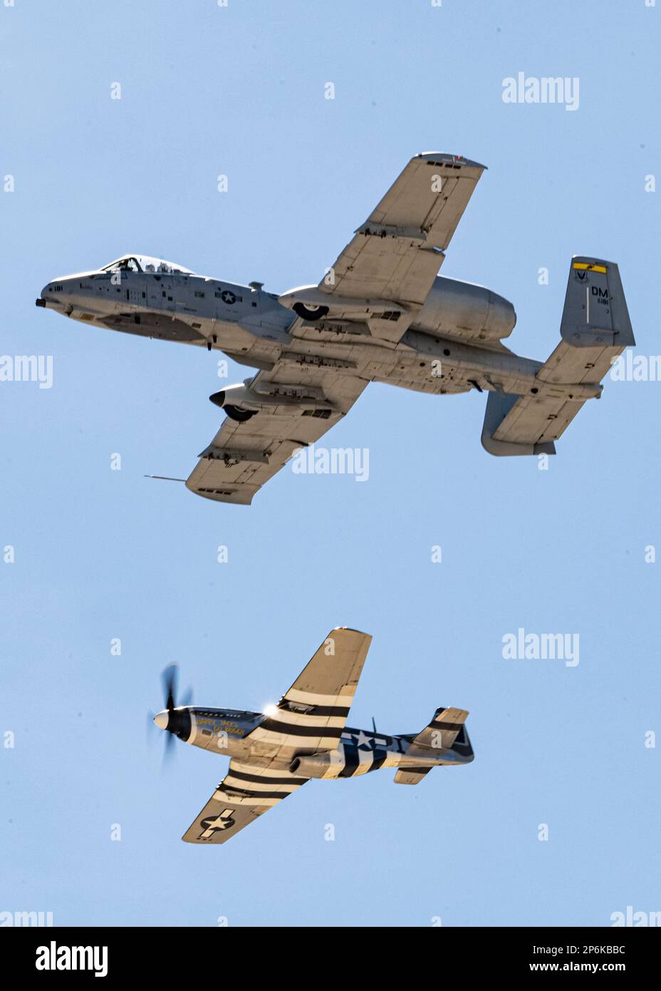 A ÉTATS-UNIS Air Force A-10C Thunderbolt II vole à côté d'un P-51 Mustang lors du cours d'entraînement en vol Heritage à la base aérienne Davis-Monthan, en Arizona, au 5 mars 2023. Le HFTC offre l'occasion aux pilotes des quatre équipes de démonstration à un seul navire du Commandement de combat aérien de s'entraîner à voler dans des formations d'aéronefs dissemblables avant le début de la saison des spectacles aériens. (É.-U. Photo de la Force aérienne par le sergent d'état-major Kristine Legate) Banque D'Images