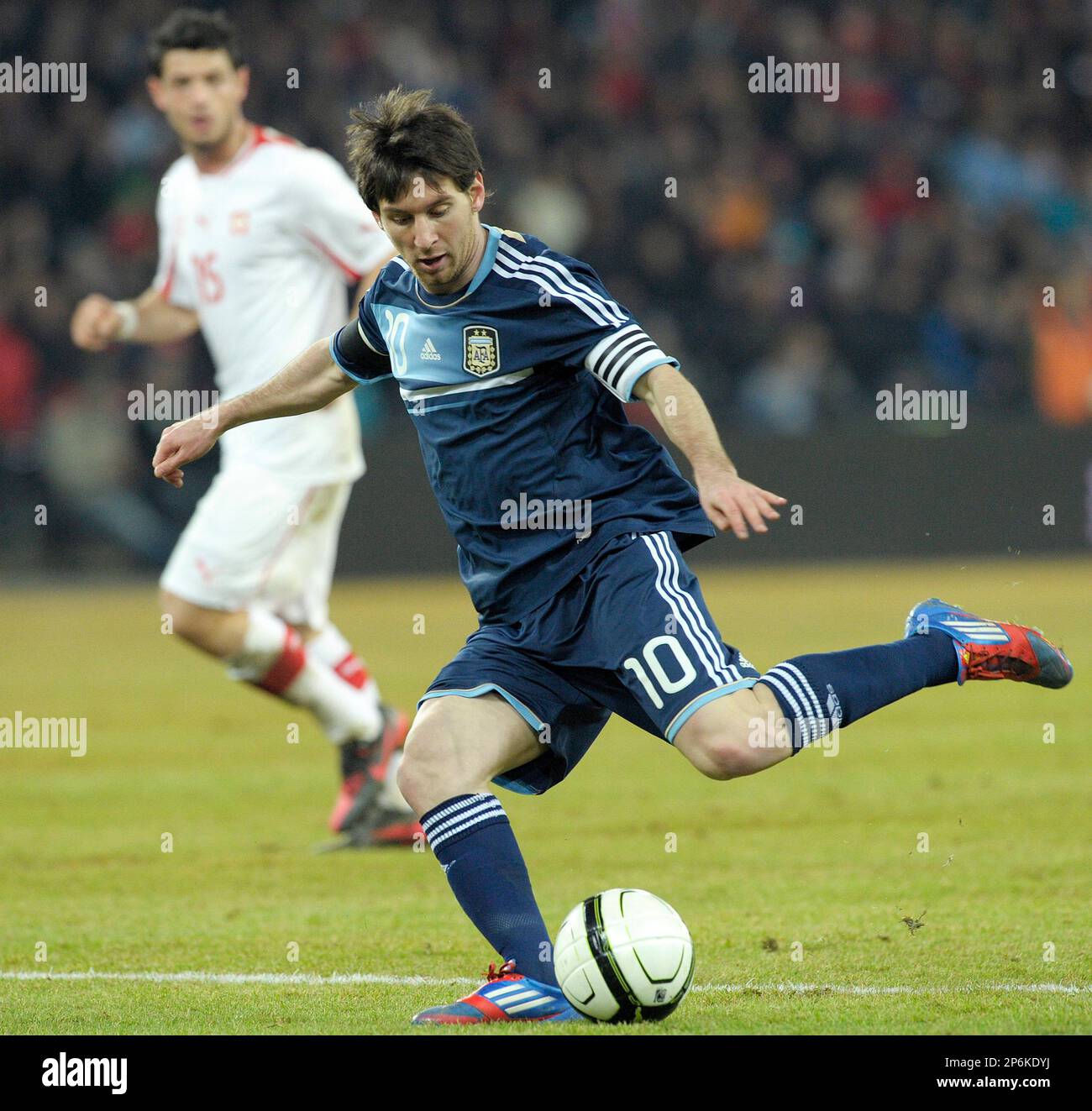 Argentina's Captain Lionel Messi, right, challenges for the ball with Switzerland's Blerim Dzemaili, left during a friendly soccer match between Switzerland and Argentina at the Stade de Suisse stadium in Bern, Switzerland, Wednesday, Feb. 29, 2012. (AP Photo/Keystone/Alessandro della Valle) Banque D'Images